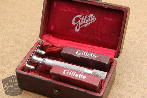 Gillette 1920 Silver Single Ring Old Type Script Logo Set in Leather Case w/ Blade Banks