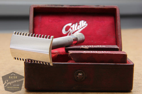 Gillette 1920 Silver Single Ring Old Type Script Logo Set in Leather Case w/ Blade Banks