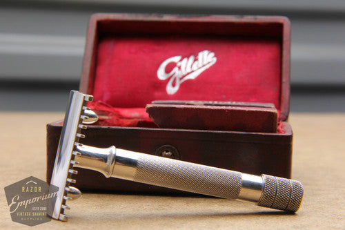 Gillette 1920 Silver Single Ring Old Type Script Logo Set in Leather Case w/ Blade Banks