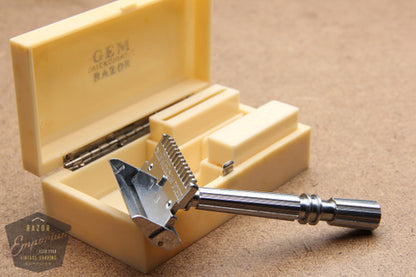 Gem 1940's Micromatic SE Safety Razor w/ Cream Bakelite Case