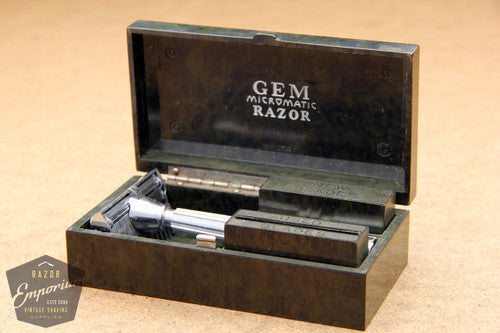 Gem 1930's Micromatic Single Edge Razor in Art Deco Case /  Green