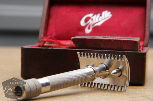 Gillette 1920 Silver Single Ring Old Type Script Logo Set in Leather Case w/ Blade Banks