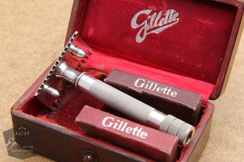 Gillette 1920 Silver Single Ring Old Type Script Logo Set in Leather Case w/ Blade Banks